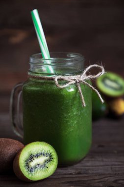 Kahvaltı için taze yeşil smoothies. Sağlıklı kahvaltı