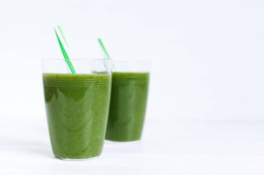 Kahvaltı için taze yeşil smoothies. Sağlıklı kahvaltı