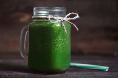 Kahvaltı için taze yeşil smoothies. Sağlıklı kahvaltı