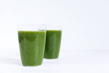 Kahvaltı için taze yeşil smoothies. Sağlıklı kahvaltı