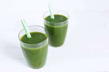Kahvaltı için taze yeşil smoothies. Sağlıklı kahvaltı