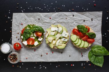  Avokado ve kiraz domates ile yararlı sandviç