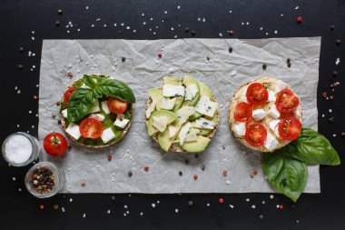  Avokado ve kiraz domates ile yararlı sandviç