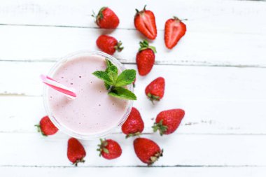 Taze çilek, smoothies çilek ile