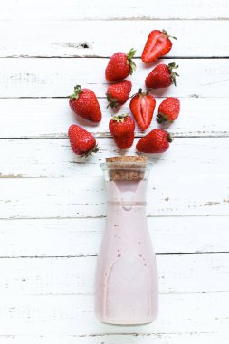 Taze çilek, smoothies çilek ile