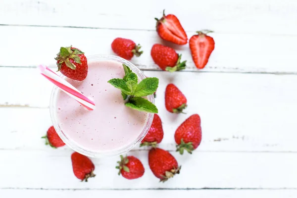 Frische Erdbeeren, Smoothies mit Erdbeeren — Stockfoto