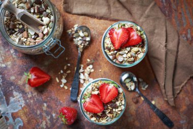 Granola yoğurt, chia ve çilek ile