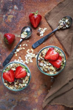 Granola yoğurt, chia ve çilek ile