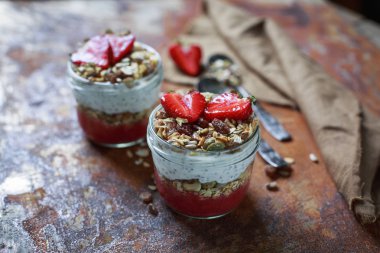 Granola yoğurt, chia ve çilek ile