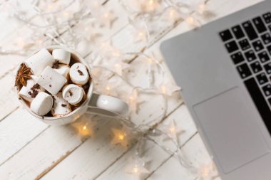 Bir fincan sıcak çikolata şekerleme. 