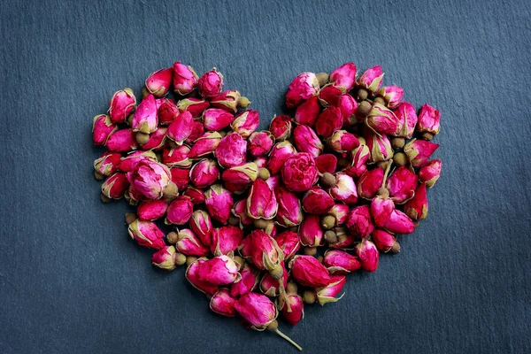 Dia Dos Namorados Coração Rosas Fundo Escuro Vista Superior — Fotografia de Stock
