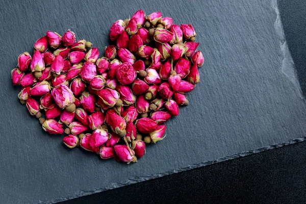 Dia Dos Namorados Coração Rosas Fundo Escuro Vista Superior — Fotografia de Stock