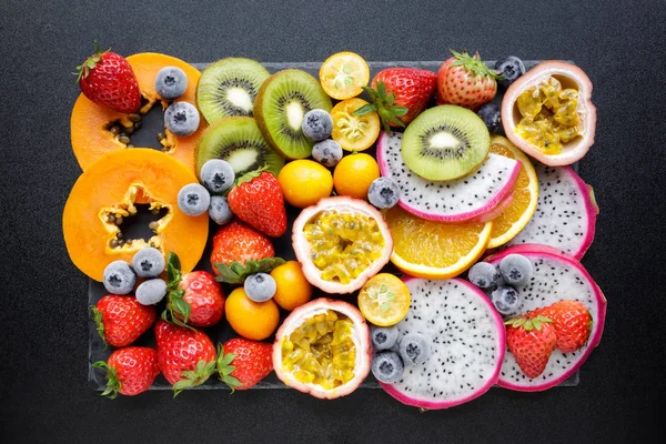 Vers Fruit Exotische Vers Fruit Een Schoolbord Aardbei Bosbes Papaya — Stockfoto