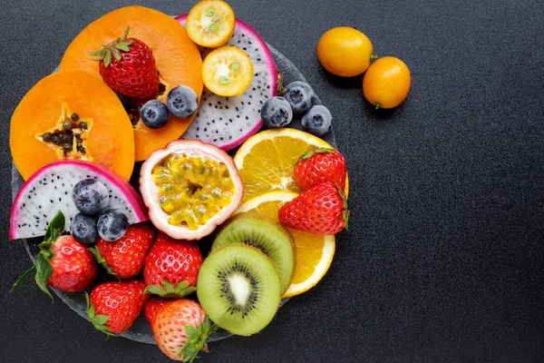 Karanlık Bir Tablo Taze Meyve Sağlıklı Salata Kâsesi Karışık Taze — Stok fotoğraf