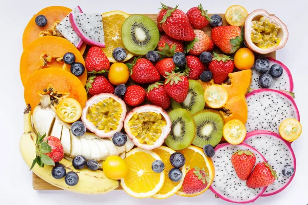 Vers Fruit Exotische Vers Fruit Een Schoolbord Aardbei Bosbes Papaya — Stockfoto