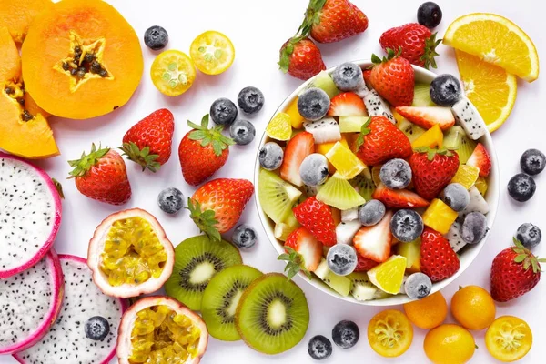 Een Kom Van Gezonde Salade Van Vers Fruit Een Witte — Stockfoto