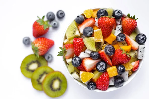 Een Kom Van Gezonde Salade Van Vers Fruit Een Witte — Stockfoto