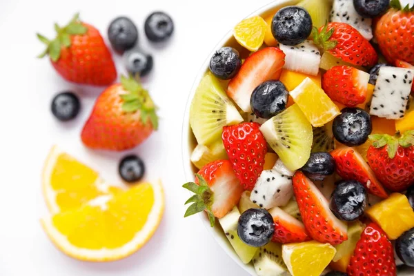 Een Kom Van Gezonde Salade Van Vers Fruit Een Witte — Stockfoto