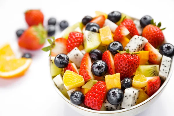 Een Kom Van Gezonde Salade Van Vers Fruit Een Witte — Stockfoto