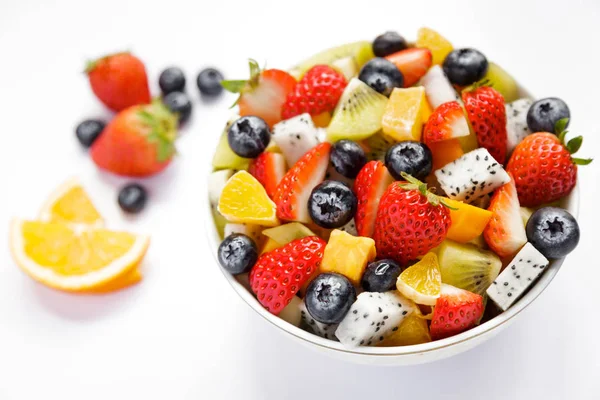 Een Kom Van Gezonde Salade Van Vers Fruit Een Witte — Stockfoto