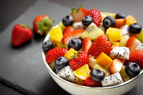 Tigela Salada Fruto Fresco Uma Mesa Escura Misto Frutas Frescas — Fotografia de Stock