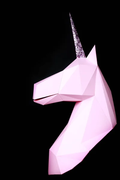 粉红色的独角兽在黑色背景 一只独角兽的模型 复制空间 — 图库照片