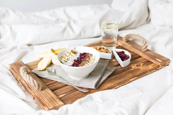 Chia Pudding Orzechami Owocami Śniadanie Łóżku Tacy Góry — Zdjęcie stockowe