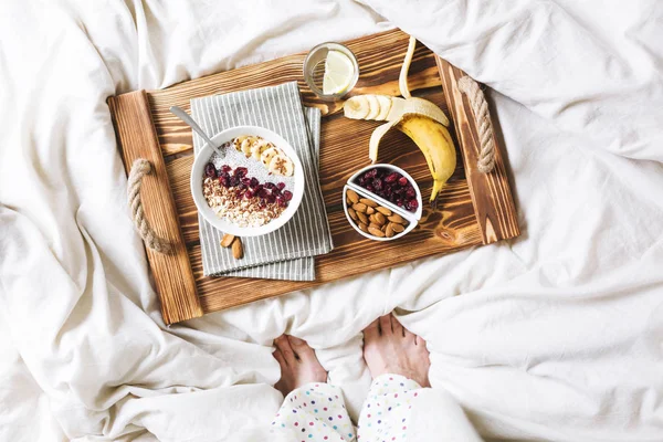 Chia Pudding Met Noten Vruchten Ontbijt Bed Een Dienblad Van Stockfoto