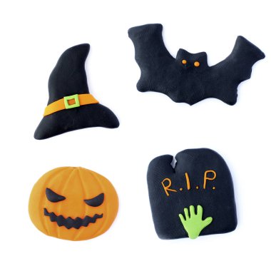 3D halloween balkabağı yarasa mezar taşı tasarım el yapımı kil beyaz bir arka plan üzerinde izole kızgın ayarla