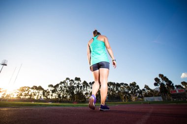 Kadın atlet bahar uygun