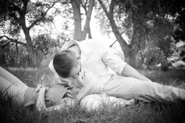 bir parkta bir yaz gününde genç Çift.