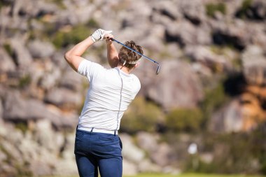 onun vuruş için PIN planlama golfçü