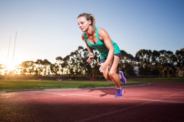 Kadın atlet bahar uygun