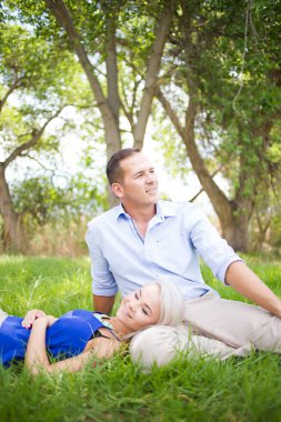 bir parkta bir yaz gününde genç Çift.