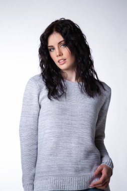 esmer modeli giyiyor rahat kıyafet