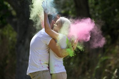  Çift renkli boya tozu ile oynamak