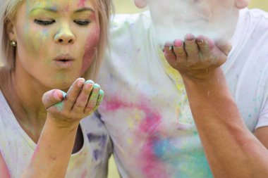  Çift renkli boya tozu ile oynamak