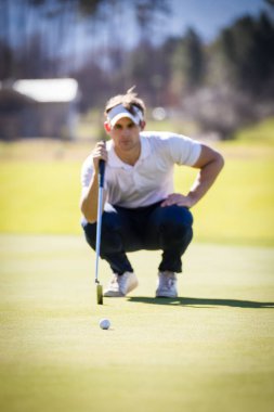 onun vuruş için PIN planlama golfçü