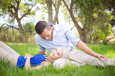 bir parkta bir yaz gününde genç Çift.