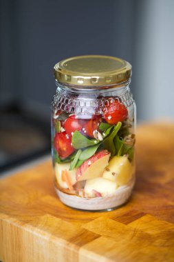 Bir kavanoz içinde sağlıklı taze salata