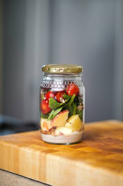 Bir kavanoz içinde sağlıklı taze salata