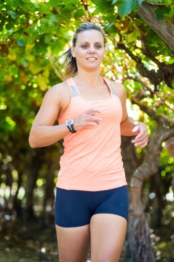 Kadın triatlet bir iz üzerinde çalışan