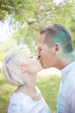  Çift renkli boya tozu ile oynamak