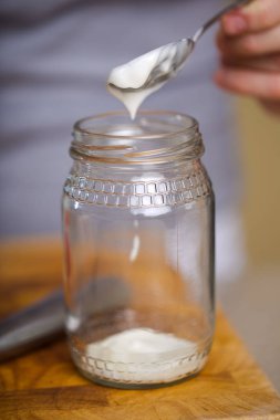 Bir kavanoz içinde sağlıklı taze salata