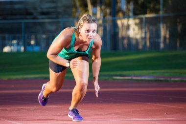 Kadın atlet bahar uygun