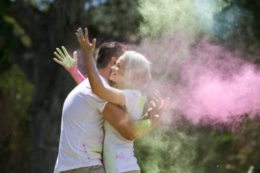  Çift renkli boya tozu ile oynamak