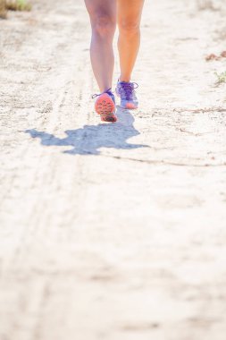 Kadın triatlet bir iz üzerinde çalışan