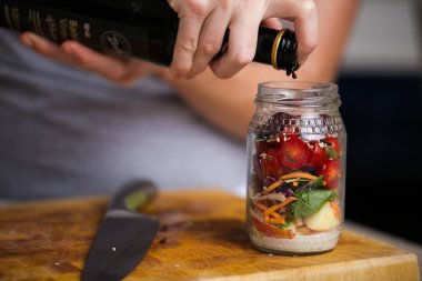 Bir kavanoz içinde sağlıklı taze salata