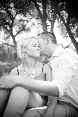 bir parkta bir yaz gününde genç Çift.