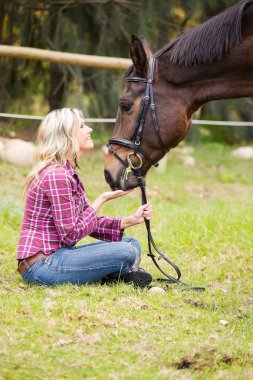 Güzel zerafet cowgirl atı ile